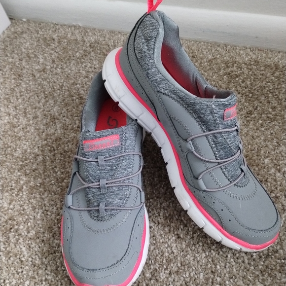 Skechers - Picture 3 of 6